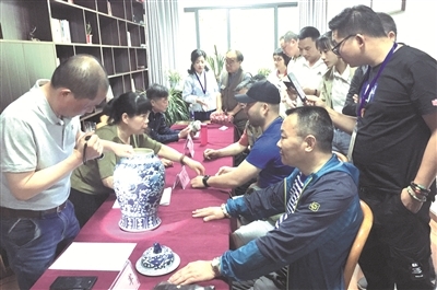 省文物專家免費(fèi)為市民鑒寶，藝術(shù)珍品點(diǎn)亮尋常百姓家